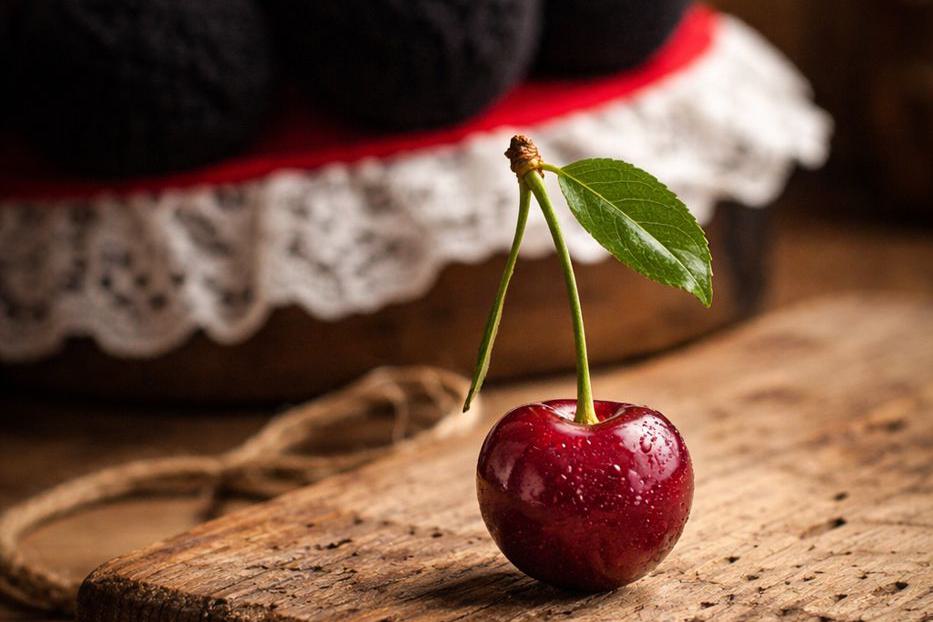 web-stillleben-schwarzwald-bollenhut-kirsche