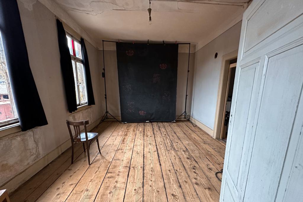 Blick in den kleinen Studioraum mit Hintergrund